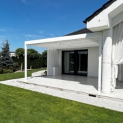 Pergola ogrodowa PREMAL Classic z zabudowa naroznika ruchomymi zyletkami