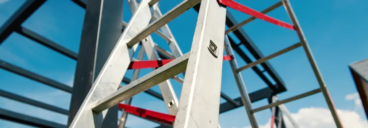 drabina obok zabudowy tarasowej