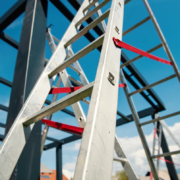 drabina obok zabudowy tarasowej